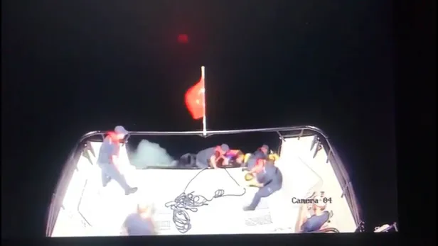Ege denizinde can pazarı! Mülteci gemisi battı göçmenleri Türk askeri böyle kurtardı-1
