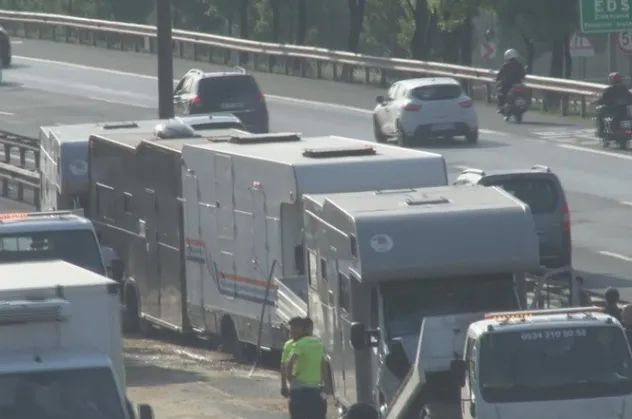 Son dakika: İstanbul'da film çekimine giden karavan zincirleme trafik kazasına neden oldu