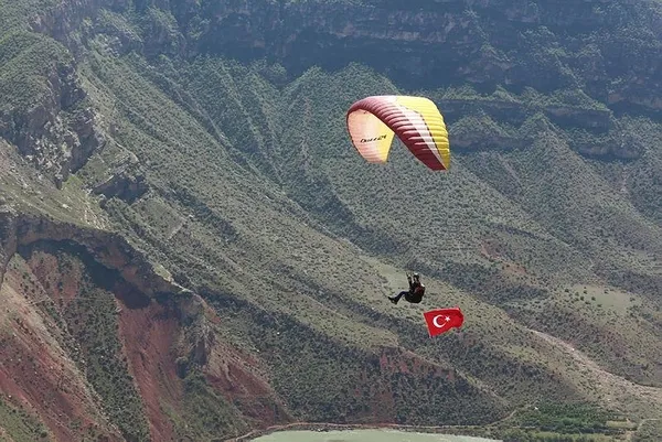 Şehitler için gökyüzünde ay yıldızlı bayrak dalgalandırdılar-2