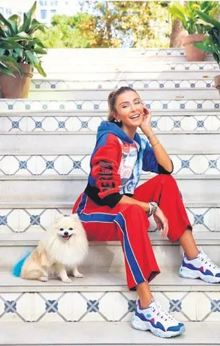 Özge Ulusoy minik köpeğiyle objektif karşısında