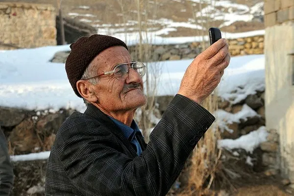 Köylüler, drone kullanarak cep telefonuyla görüşebiliyor-3