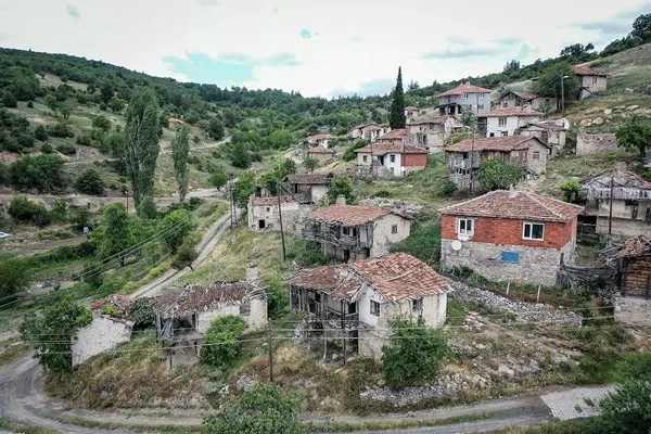 yargitaydan-emsal-karar-erkek-kadini-koyde-yasamaya-zorlayamaz-1648533538658.jpg Yargıtay'dan emsal karar: Erkek kadını köyde yaşamaya zorlayamaz-3