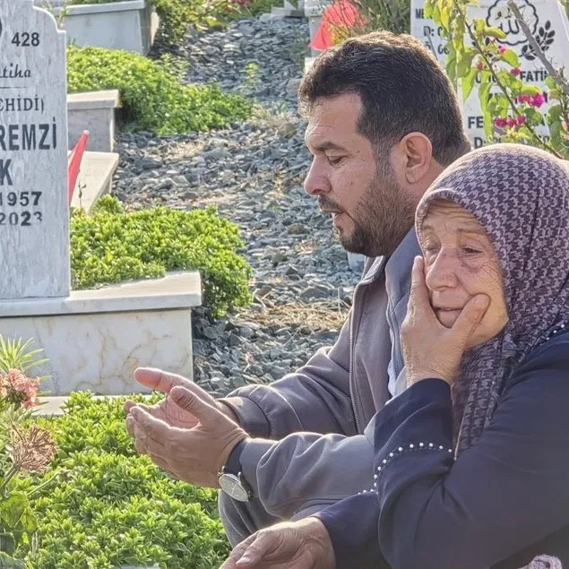 Hatay’da deprem şehitliğinde buruk bayram