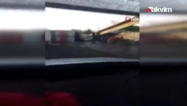Meksika’da kaza yapan tırı yağmaladılar