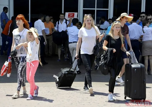 15 katlı dev ultra lüks gemi Kuşadası'nda! Esnafın yüzü güldü - 20