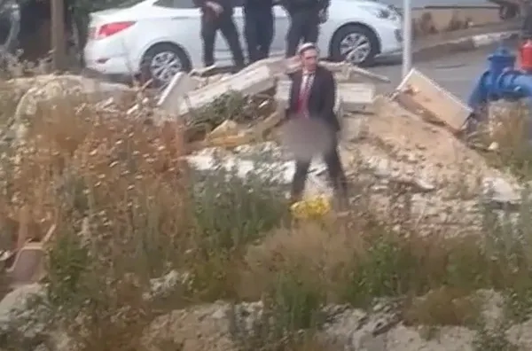 rezalet-goruntuler-5-filistinlinin-olduruldugu-yerde-tuvaletini-yapti-1686575790810.jpeg Rezalet görüntüler: İsrailli aşırı sağcı yetkili Chanamel Dorfman, 5 Filistinlinin öldürüldüğü yerde tuvaletini yaptı!-7