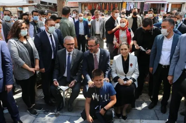 Son dakika: Bakan Kasapoğlu'ndan evlat nöbetindeki ailelere destek ziyareti