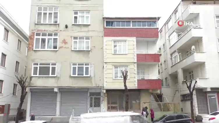 5.1'lik deprem sonrası Küçükçekmece'de 'hasar' ihbarı yapılan bina incelendi! Kolonlarda çatlak ve demir çıkıntıları...