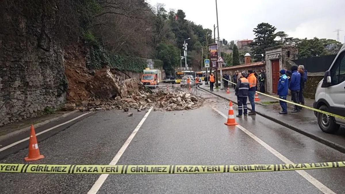 Üsküdar'da istinat duvarı çöktü! Yol trafiğe açıldı