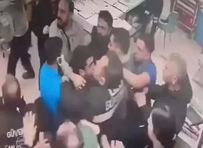 hasta-yakini-hemsireyi-darbetti-saldiri-ani-kameraya-anbean-yansidi-1703589395094.jpeg