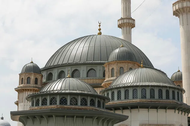 Yalanı gündeme gelen İYİ Parti Genel Başkanı Meral Akşener'e ofansif eleştiri: Siz Dark izlerken Taksim Camii açıldı