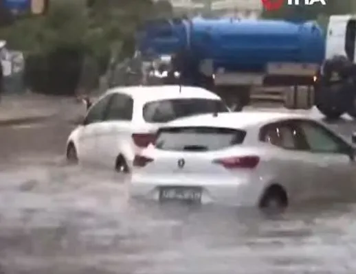 Uyarılar sonrası İstanbul’da yollar göle döndü!