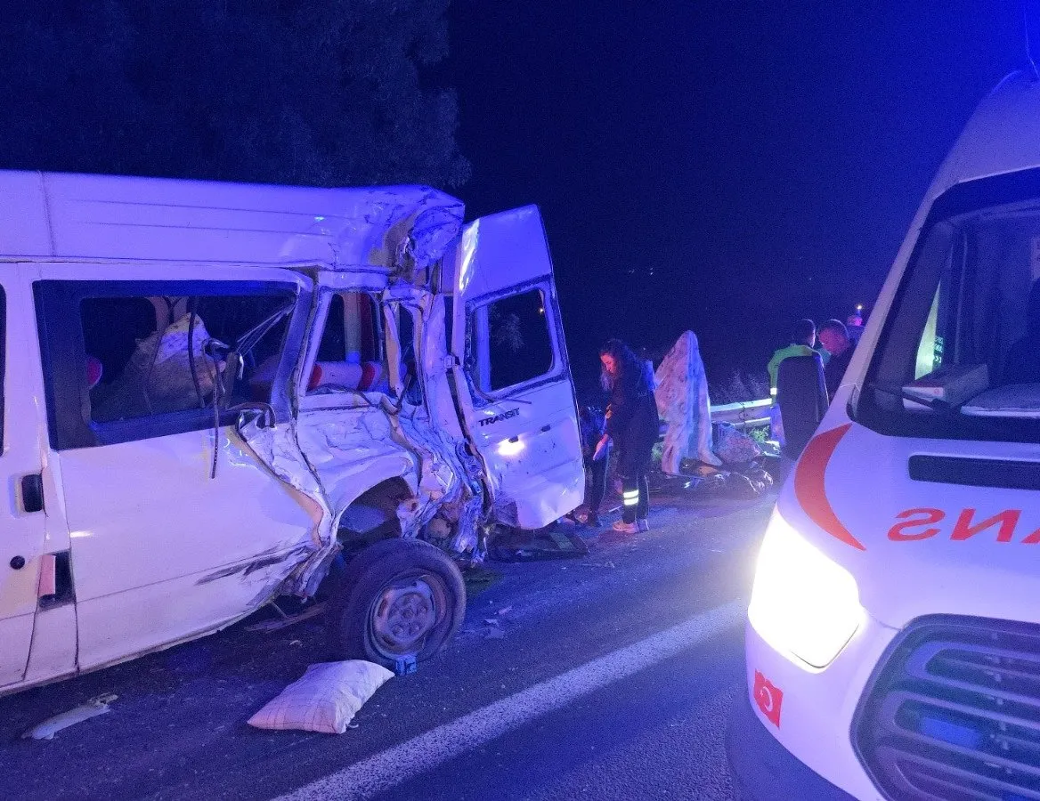 Düzce’de feci kaza! Anadolu Otoyolunda TIR minibüse çarptı: 7 yaralı