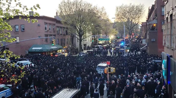 ABD'de bu kadarına da pes dedirten görüntü! Sosyal mesafe hiçe sayıldı!-3