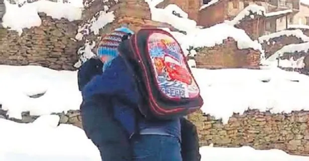 Karda yürüyemeyen öğrencisini sırtında taşıdı!