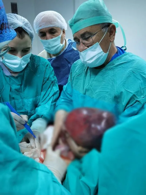 22-yasindaki-genc-kiz-karin-agrilari-nedeniyle-hastaneye-gitti-karnindan-5-kiloluk-kitle-cikti-1653720632521.jpg 22 yaşındaki genç kız karın ağrıları nedeniyle hastaneye gitti karnından 5 kiloluk kitle çıktı-7