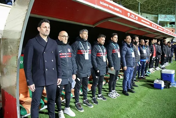 erol-bulut-hangi-futbolcuya-karaktersiz-dedi-alanyaspor-maci-sonrasi-zehir-zemberek-aciklama-tayfur-bingol-1646348001174.jpeg Erol Bulut hangi futbolcuya 'karaktersiz' dedi? Alanyaspor maçı sonrası zehir zemberek açıklama: Tayfur Bingöl...-2