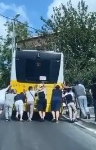 Bakım ihalesinin CHP milletvekili Özgür Karabat'a verildiği İETT'de 2021 yılında otobüsler tam 158.657 kez arıza yaptı