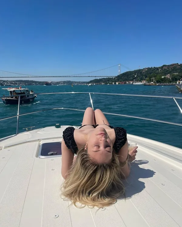 yasmin-erbil-vucudunu-saran-ultra-minisiyle-dikkat-cekti-mehmet-ali-erbilin-biricik-kizi-sosyal-medyaya-damga-1656438154774.jpg Yasmin Erbil vücudunu saran ultra minisiyle dikkat çekti! Mehmet Ali Erbil’in biricik kızı sosyal medyaya damga vurdu! Fit haliyle...-4