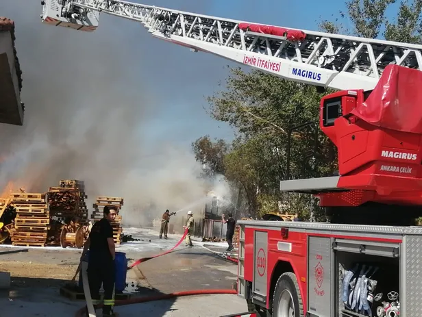 Son dakika: İzmir'de palet fabrikasında büyük yangın!-4