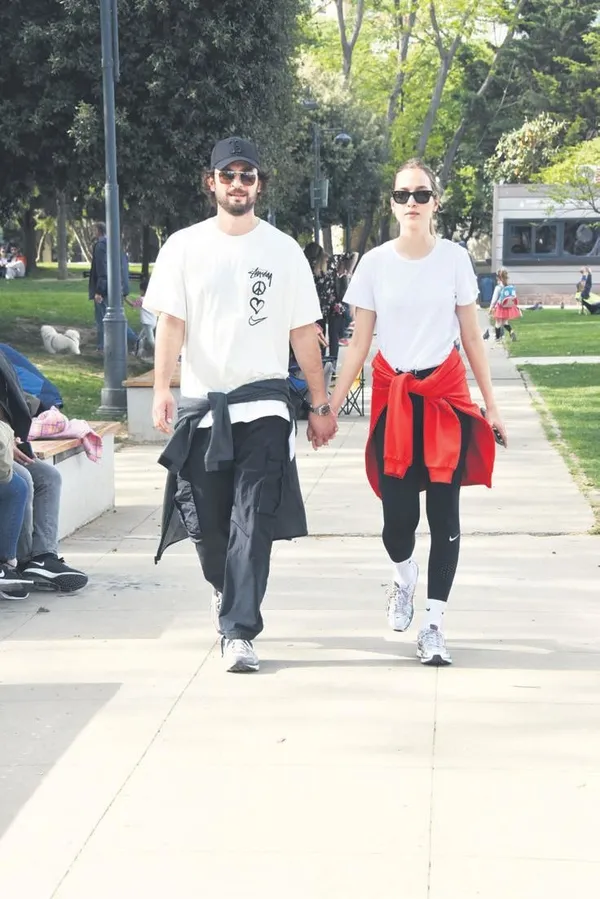 capkinligiyla-taninan-mehmet-ali-erbil-sahalara-geri-dondu-genc-kizlarla-birlikte-1684265328896.jpeg Çapkınlığıyla tanınan Mehmet Ali Erbil sahalara geri döndü: Genç kızlarla birlikte...-4