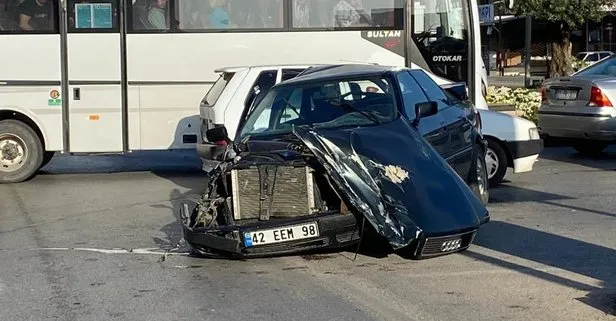 Antalya’da servis aracı otomobile çarptı: 12 yaralı