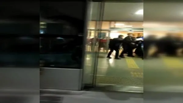 Öğrencilerin kavgasına aileler de karıştı: Bir kadın hastane önünde silahla vuruldu!-4