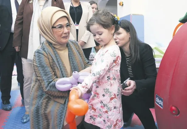 anadolu-1669939533357.jpeg Ukrayna'dan getirilen yetim çocukları Türkiye'nin şefkatli ellerinde! Emine Erdoğan'dan Ukrayna'ya mesaj: Çocuklarınız emin ellerde...-2