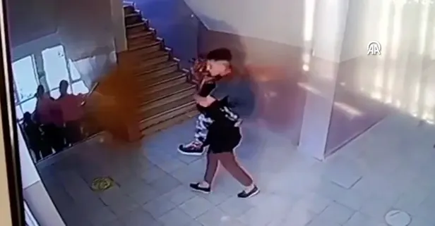 Deprem anında engelli oğlunu sırtında taşıyarak tahliye etti! O anlar kameralara yansıdı