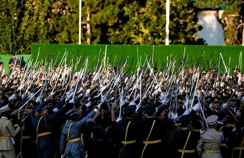 harbiyeli-aldandi-20-agustosta-ne-teblig-edildi-29-agustosta-ne-yaptilar-tegmenlerin-kilic-cekmesinin-altinda-1731926355419.jpeg Kılıç çekip korsan yemin eden teğmenler (Takvim.com.tr / Arşiv)