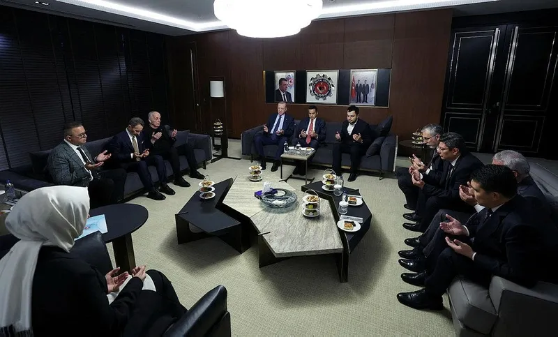 baskan-recep-tayyip-erdogan-turk-metal-sendikasina-taziye-ziyaretinde-bulundu-1714677703801.jpeg Başkan Recep Tayyip Erdoğan, Türk Metal Sendikası'na taziye ziyaretinde bulundu-3