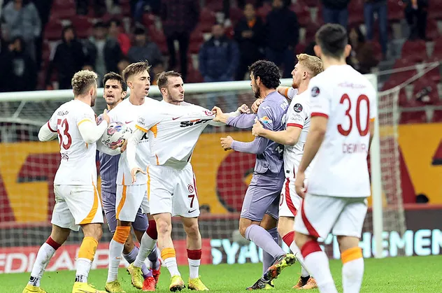 Galatasaray, Dostluk Turnuvası'nda Villarreal'e 4-3 mağlup oldu! Kerem Aktürkoğlu'na sert müdahaleler sahayı karıştırdı