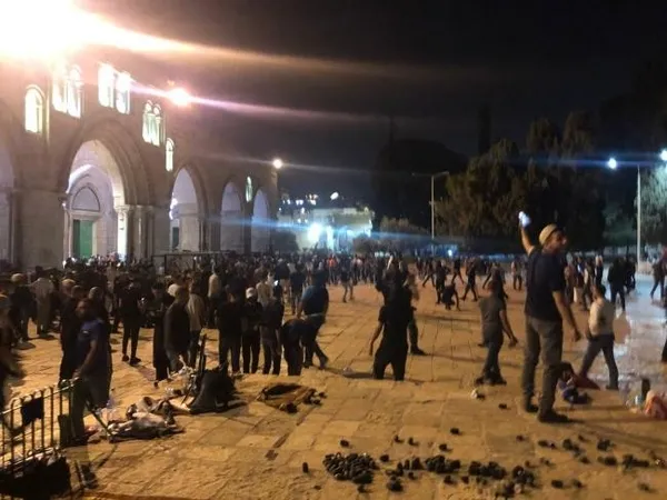 teror-devleti-israil-mescid-i-aksada-yangin-cikardi-fanatik-yahudiler-sevinc-cigliklari-atti-ey-zalimler-helak-olacaksiniz-1620672723269.jpeg Terör devleti İsrail Mescid-i Aksa'da yangın çıkardı fanatik Yahudiler sevinç çığlıkları attı: Ey zalimler helak olacaksınız-6