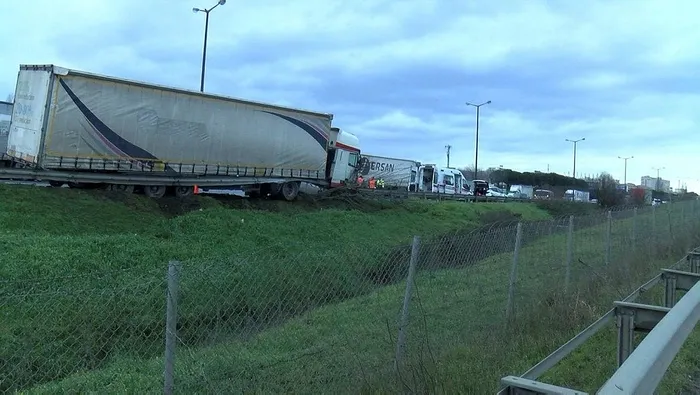 temi-kilitleyen-kaza-lastigi-patlayan-tir-emniyet-seridindeki-otomobile-carpti-1705913915374.jpeg TEM'i kilitleyen kaza! Lastiği patlayan TIR emniyet şeridindeki otomobile çarptı.-1