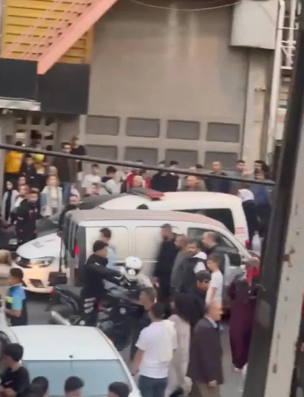 esenlerde-14-yasindaki-cocugun-cig-koftecide-istismar-edildigi-iddiasi-ortaligi-karistirdi-cam-cerceve-indi-1666526030054.jpg Esenler'de 14 yaşındaki çocuğun çiğ köftecide istismar edildiği iddiası ortalığı karıştırdı! Cam çerçeve indi-4