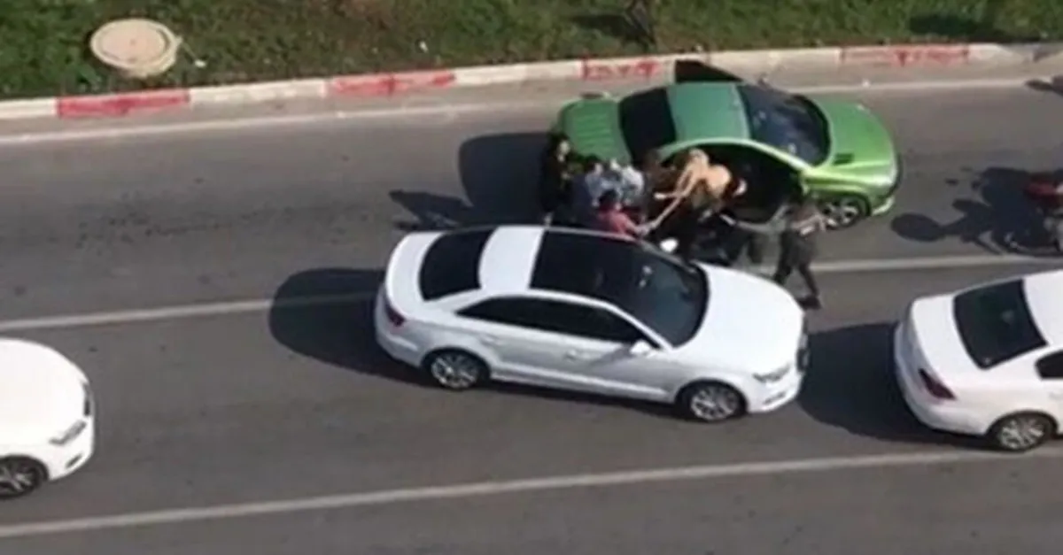 Mersin'de pes dedirten görüntüler: Trafikte tartıştığı 3 kadını sopayla dövdü