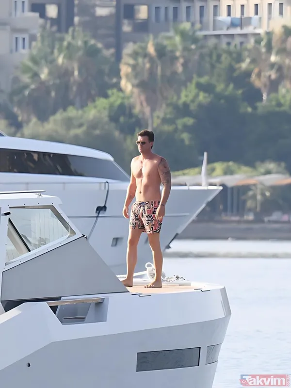 1,5 milyon Euro değerinde! Kıvanç Tatlıtuğ lüks teknesiyle Yalıkavak’ta ilk kez görüntülendi - 4