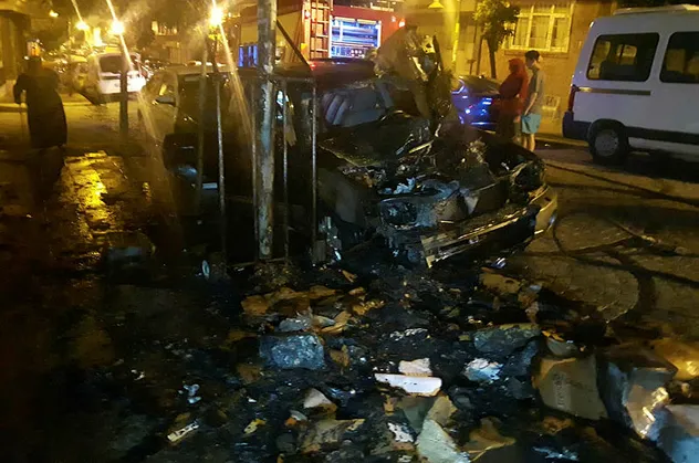 Yanan otomobilini görünce gözyaşlarına boğuldu