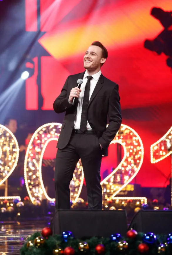 Hande Erçel O Ses Yılbaşı 2021'de Kerem Bursin'i öyle bir kandırmış ki! Hande Erçel sevgilisi olduğu söylenen Kerem Bürsin'i tufaya düşürdü-3