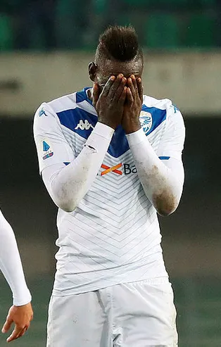 İtalya'da Mario Balotelli'ye ırkçı saldırı! Asker selamına soruşturma açan UEFA sessiz