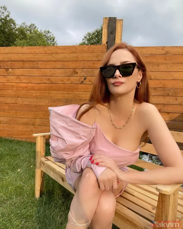 43 yaşındaki Mine Tugay 20’lik genç kızlara meydan okudu! Gören dönüp bir daha baktı! Mini elbisesiyle öyle pozlar verdi ki... - 22