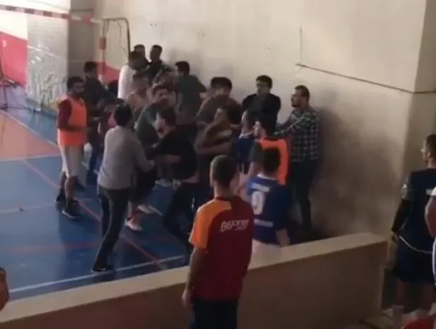 siirtte-akilalmaz-olay-ogretmenler-kavga-etti-ogrenciler-ayirdi-kavga-ani-kamerada-1572020126180.jpg Siirt'te akılalmaz olay! Öğretmenler kavga etti, öğrenciler ayırdı... Kavga anı kamerada-3