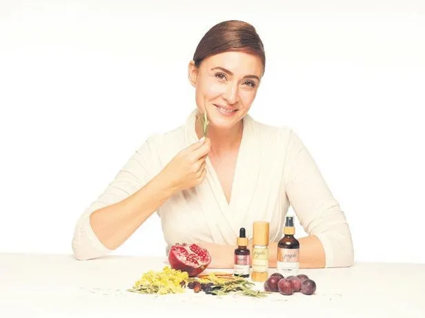 demet-ozdemir-yardimsever-kisiligiyle-de-gonullerde-taht-kurdu-kenyada-acilan-anaokula-her-ay-10-bin-tl-1646940497092.jpeg Demet Özdemir yardımsever kişiliğiyle de gönüllerde taht kurdu! Kenya’da açılan anaokula her ay 10 bin TL...-6