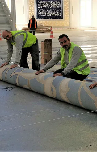 Çamlıca Camii'ne halılar serildi