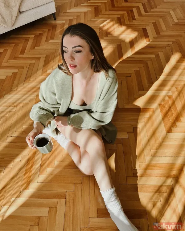 Burcu Özberk’ten bornozlu paylaşım! Güneş banyosu yapan Burcu Özberk sosyal medyaya damga vurdu: Yaktın ortalığı! - 15