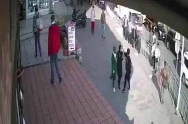 Son dakika: Karaköy'de başörtülü kızlara saldırı davasında skandal savunma!