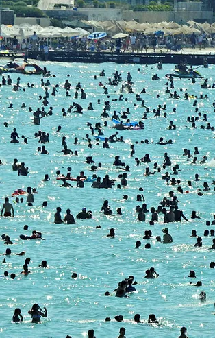 Çeşme'de nüfus 1 milyonu aştı! Denizde bile adım atacak yer kalmadı