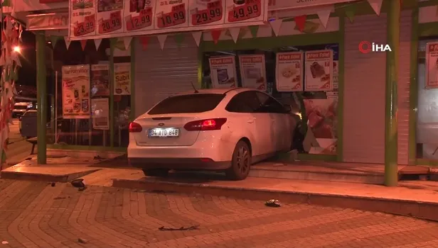 Üsküdar'da otomobil markete girdi