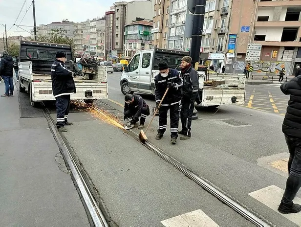 istanbul-fatihte-tramvay-hattinda-ariza-yolcular-ray-hattinda-yurudu-1644248216503.jpeg İstanbul Fatih'te tramvay hattında arıza! Yolcular ray hattında yürüdü-2
