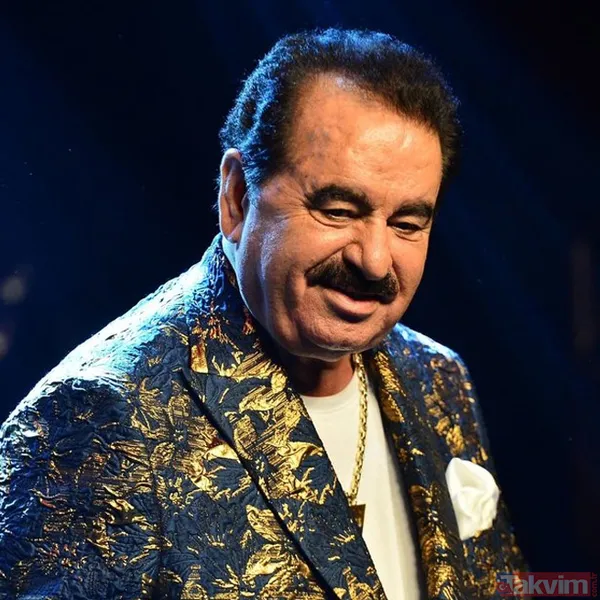 Araçta seyahat eden Tatlıses, Ferdi Tayfur'un "Emmoğlu" şarkısını dinlediği ve eşlik ettiği anları paylaştı.